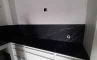 Schwarz-weiße Küche mit Elegant Black Marazzi Arbeitsplatten und Rückwänden