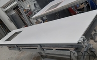 Produktion - Iconic White Silestone Arbeitsplatte mit Ausschnitt