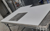 Produktion - Ausschnitt in der Iconic White Silestone Arbeitsplatte