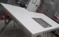 Produktion - Ausklinkung in der Iconic White Silestone Arbeitsplatte