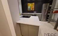 Küche in Frankfurt am Main mit Iconic White Silestone Arbeitsplatten
