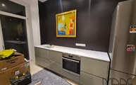 Küchenzeile mit Iconic White Silestone Arbeitsplatte