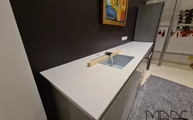 Spüle in der Iconic White Silestone Arbeitsplatte