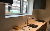 IKEA Küche mit Caesarstone Arbeitsplatten, Fensterbank und Rückwände 4001 Fresh Concrete