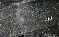 Steckdosenbohrungen in der Labrador Blue GT Granit Rückwand