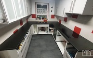 U-förmige Küche in Frankfurt am Main mit Nero Zimbabwe Neolith Arbeitsplatten