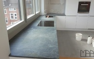 Elegante Küche mit einer Granit Panonnia Arbeitsplatte in der 5. Etage