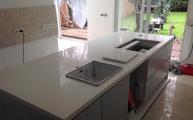 2 Ausschnitte in der Caesarstone Arbeitsplatte