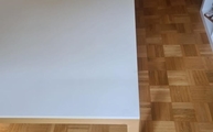 Neolith Tischplatte Avorio neolith auf das Holzfußgestell montiert