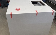 Produktion - Auf Gehrung verklebte Desert Silver Silestone Arbeitsplatte und Wange