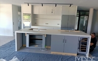 Küche in Freiburg im Breisgau mit Desert Silver Silestone Arbeitsplatten