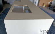 Kücheninsel mit Desert Silver Silestone Arbeitsplatte und Seitenwangen