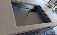 Ausschnitt in der Desert Silver Silestone Arbeitsplatte