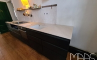 Küchenzeile in Freiburg im Breisgau mit Luna Limestone Keramik SapienStone Arbeitsplatten