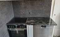 Küchenzeile mit Black Cosmic Granit Arbeitsplatte und Ceranfeld eingesetzt