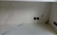 Aria White Porcelanosa Rückwände mit Steckdosenbohrungen