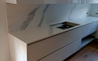 Montage in Geestacht der Aria White Porcelanosa Arbeitsplatten und Rückwände