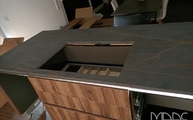 Montage der Laurent Dekton Arbeitsplatte auf der Kücheninsel