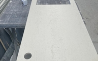 Produktion - Bohrung und Ausschnitt in der Danae Dekton Arbeitsplatte