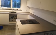 Level Keramik Arbeitsplatten und Wischleisten Grey Concrete in der U-förmigen Küche montiert