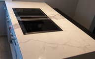 Kücheninsel mit Calacatta Statuario SapienStone Arbeitsplatte und Seitenwangen
