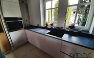 Küchenzeile mit Aged Dark Porcelanosa Arbeitsplatten