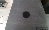 Steckdose in der Aged Dark Porcelanosa Arbeitsplatte