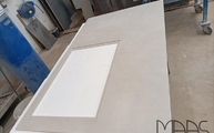Produktion - Ausschnitt in der Bianco Sardo Granit Arbeitsplatte