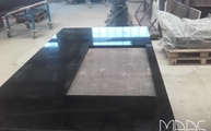 Produktion - Ausschnitt in der Devil Black Granit Arbeitsplatte