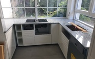 IKEA Küche mit Viscont White Granit Arbeitsplatten und Fensterbänken