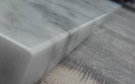 Produktion - Gefast und polierte Kanten der Bianco Carrara C Marmor Thekenabdeckung