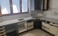 Mondariz Granit Arbeitsplatten auf der Eckküche montiert