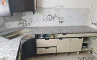L-förmige Küche mit Mondariz Granit Arbeitsplatten
