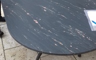 Lieferung der Granit Tischplatte Porto Roso in Grünwald