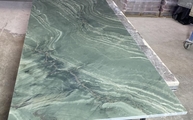 Produktion - Geaderte Vivid Green Naturstein Arbeitsplatte und Seitenwange