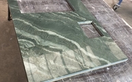 Produktion - Vivid Green Naturstein Arbeitsplatte mit Ausschnitten