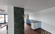 Küche in Günzburg mit Vivid Green Naturstein Arbeitsplatten und Wangen