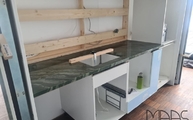 Küchenzeile mit Vivid Green Naturstein Arbeitsplatte