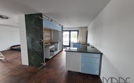 Küche in Günzburg mit Vivid Green Naturstein Arbeitsplatten und Seitenwange
