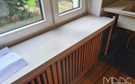 Küche in Gummersbach mit Concrete Light Infinity Arbeitsplatte und Fensterbank