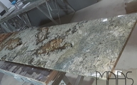 Produktion - Polierte Atlas Granit Arbeitsplatte