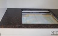 Tan Brown Granit Arbeitsplatte mit einen flächenbündigen Ausschnitt