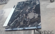 Produktion - Marmor Tischplatte Marinace Nero mit polierten Oberflächen