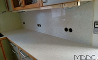 Blanco Stellar Silestone Rückwand mit Steckdosenbohrung