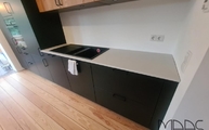 Küchenzeile mit Desert Silver Silestone Arbeitsplatte