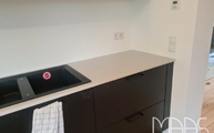 Desert Silver Silestone Arbeitsplatte mit schwarzer Spüle