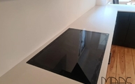 Kochfeld in der Desert Silver Silestone Arbeitsplatte