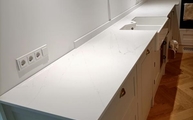 Montage der Ethereal Glow Silestone Arbeitsplatte in Hamburg