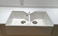 Ausschnitt für die Spüle in der Ethereal Glow Silestone Arbeitsplatte