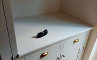 Landhausküche mit Ethereal Glow Silestone Arbeitsplatte